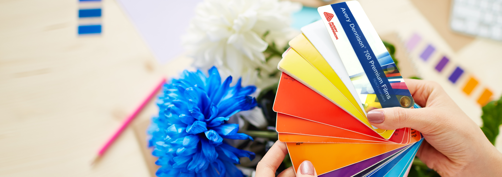 Sedaj si lahko na vašo mobilni telefon prenesete brezplačno aplikacijo podjetja Avery Dennison, ki je za vas pripravilo barvne karte njihovih folij. Med njimi najdete barvne karte cast wrapping folij, polimernih folij serije 700, monomernih serije 500.... Animacija Avery barvne karte