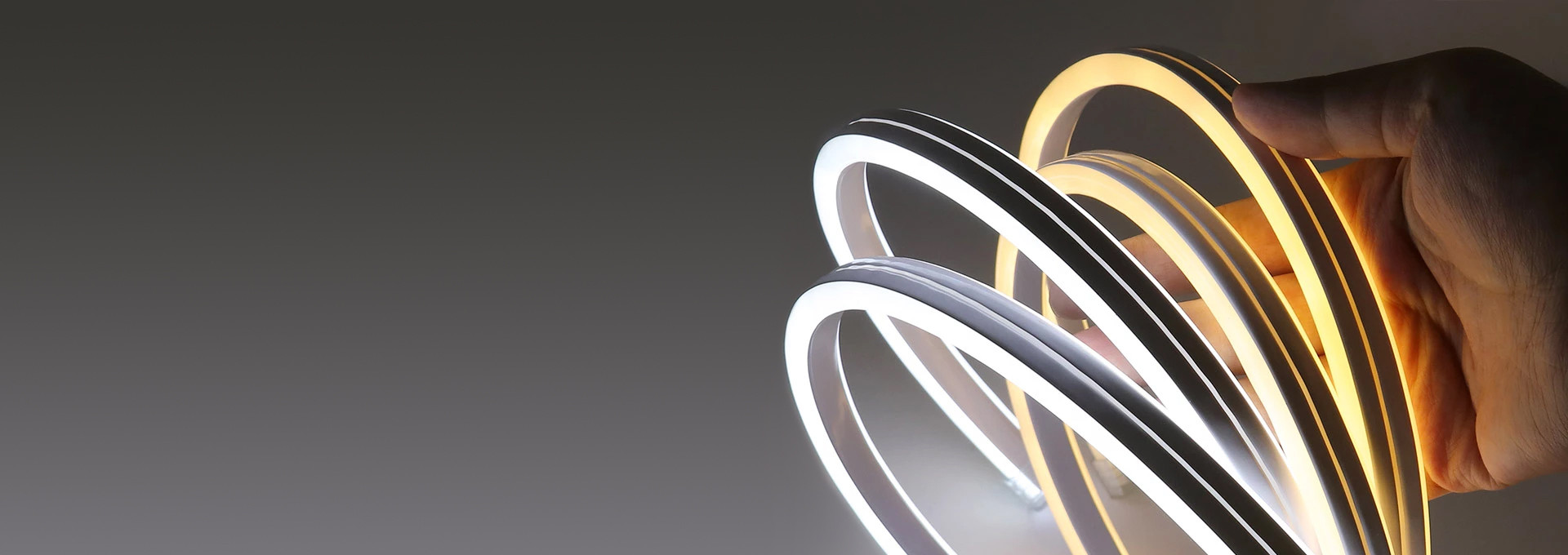 Silikonski LED trakovi z 12V napajanjem so toplotno in svetlobno odporni kar zagotavlja varno uporabo ob enem pa svetlobna in toplotna odpornost podaljšuje življenjsko dobo traku. Animacija Neon LED trakovi