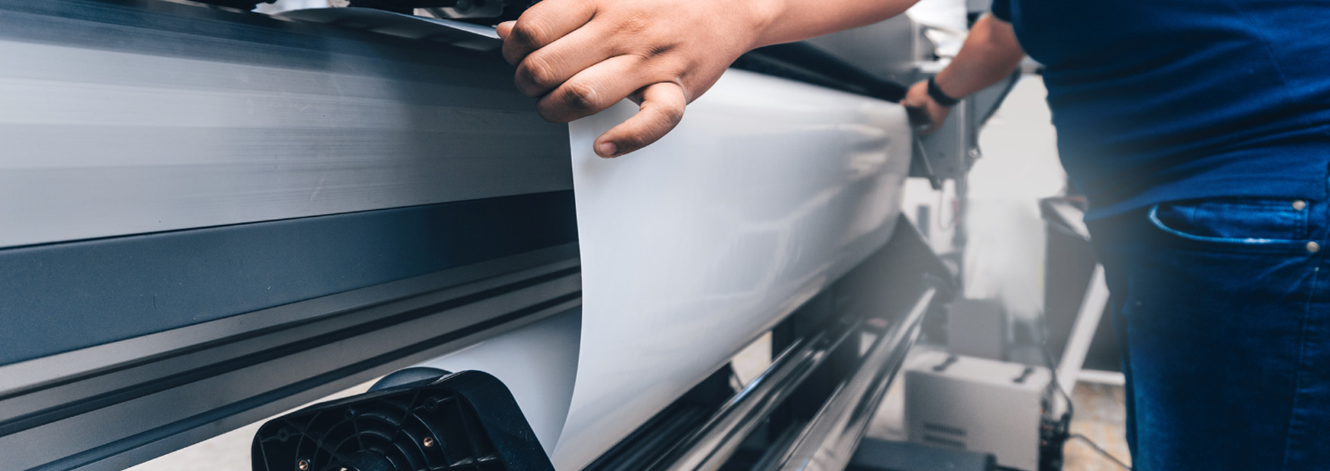 V naši ponudbi nudimo širok spekter materialov za XXL tisk, namenjenim vsem  tehnikam tiska. Vabimo da se sami prepričate... Animacija Širokoformatni materiali za tisk