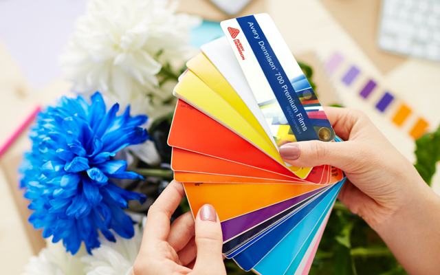 Sedaj si lahko na vašo mobilni telefon prenesete brezplačno aplikacijo podjetja Avery Dennison, ki je za vas pripravilo barvne karte njihovih folij. Med njimi najdete barvne karte cast wrapping folij, polimernih folij serije 700, monomernih serije 500.... Animacija Avery barvne karte